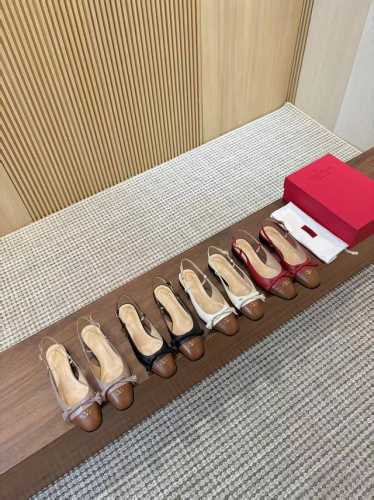 顶级版本 华伦天奴 春夏新女士后空凉鞋 行走神器 独特的 蝴蝶结设计 衬托出满满的高级感 新一季不负期待 值得入手 绝对的上档次原版做法 绝对感性优雅风格 创造