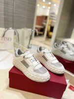 工厂 最新款 情侣款休闲鞋 Valentino专柜同步新款低帮休闲运动鞋 专业高端，完美复刻，品质一流！ 全部采用原版1:1材料制作，独家开模！ 面料定制牛皮，