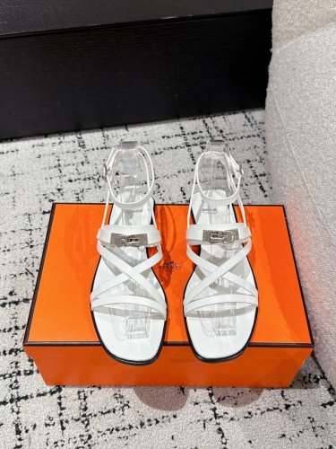 顶级版本 hermes 爱马仕25 June Sandal系列 H家Kelly扣细带罗马 凉鞋 小牛皮凉鞋 搭配经典镀钯Kelly鞋扣和袢带 打造简约造型 可谓