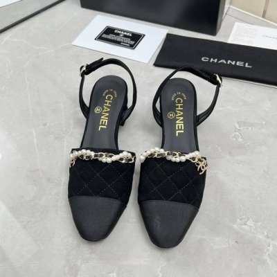 Chanel 香奈儿 25Ss新品粗跟凉鞋 小香家经典的菱格元素搭配珍珠链条 火爆上新 这一季香家大爆款！真的一眼爱了 鞋面：牛皮 羊猄 内里：进口羊皮里 大底