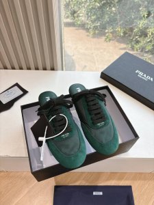 现货供应 所见即所得G036Prada 普拉达春夏秀款薄底德训鞋 25ss秀款出境率最高的穆勒拖鞋鞋面麂皮有肌理感，内里羊皮包裹，软软糯糯的 鞋垫加厚小羊皮，踩