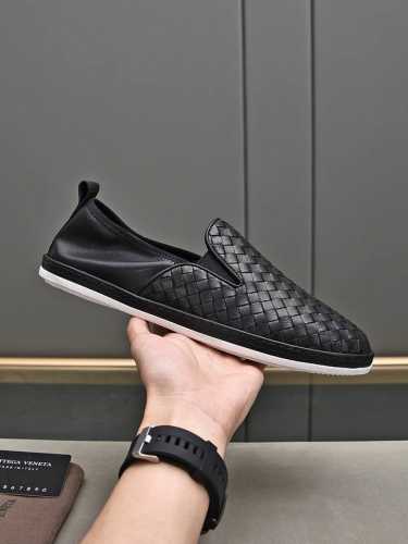 p 一脚登 Botteg* Venet* 高端精品 Size：38-44 45定做 Bv新品，头层牛皮人工编织经典风格与当代时尚气质和谐交融，橡胶鞋底轻便灵活,