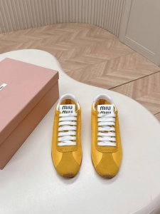 出厂 ，Miumiu 2025休闲德训鞋 简单很随意不羁又能体现单宁美感，整双鞋子设计简约时尚，上脚非常轻便 百搭！ 面料: 磨砂皮拼透气布面 内里: 毛巾布内
