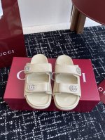 代购级 Gucci 25Ss 春夏系列Gg菱形 沙滩平底拖鞋 由经典真皮电绣菱形条纹＋配双G金属扣作为品牌的标志性象征制作而成打造令人惊艳的作品焕新演绎！ 面料