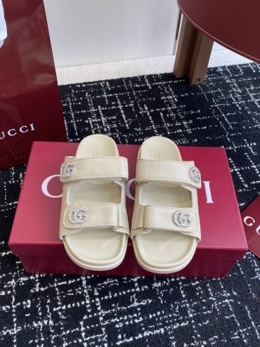 代购级 Gucci 25Ss 春夏系列Gg菱形 沙滩平底拖鞋 由经典真皮电绣菱形条纹＋配双G金属扣作为品牌的标志性象征制作而成打造令人惊艳的作品焕新演绎！ 面料