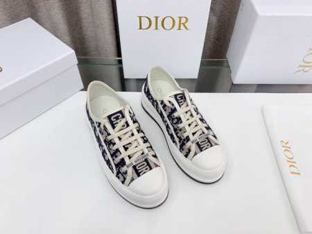 D家~Dior迪奥2024新款厚底刺绣布鞋，顶级进口电脑针车刺绣面料！鞋底使用最高版本TPU材料，不像市面上那些橡胶以差充好，边沿流畅自然，鞋底车线均匀，细致， - 点击图像关闭