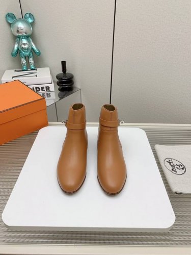 出厂 高版本 Hermes ss24 new arrival 秋冬新品kelly扣短靴 永不过时的万年经典 款鞋型秀气精致， 搭配经典kelly扣装饰，高级感瞬