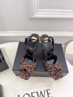 sain*Laurent 圣罗兰 2025春夏新品 Lucienne交叉方头坡跟凉鞋上新 顶级版Ysl超美的一款 恨天高 系列以全新的诠释方式首发 满满的高级感