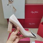 Roger Vivier 225 罗杰维维亚春夏新款Dorsay凉鞋 缎面搭配钻扣，一眼被惊艳到仙女们确定不拿下这款绝美后空凉鞋吗气场妥妥的安排上夏日搭配各种小