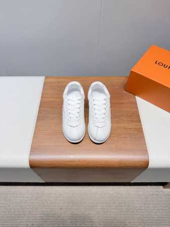 Lv25年新款情侣球鞋 穿上就是时髦精 这款 Footprint Socce-运动鞋于2025春夏系列时装展中亮相 是pharrell William-首次以足 - 点击图像关闭