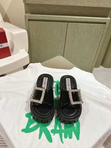 罗杰维维亚新款饼干厚底拖鞋 Viv'go Thick金属扣穆勒鞋从五十年代朋克风汲取灵感，以皮革手工制作，点缀圆角金属扣，厚底设有凹槽条纹。时尚舒适，尽显维维亚