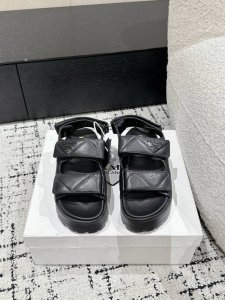 顶级版本PRADA 25 普拉达 厚底魔术贴两带凉鞋 半拖厚底魔术贴凉鞋 酷感当道 这双魔术贴凉鞋必须C位 绗缝皮革质感上乘 利落搭带设计 不仅是行走的时尚单品