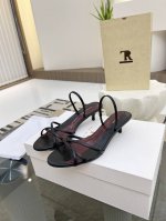 高品质出厂 The Row 新款性感细带凉鞋 细带凉鞋只服The Row 一如既往的简单，超强设计感，线条简洁流畅 虽然没有过多的元素点缀，只有两根细带支撑鞋面