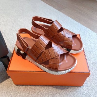 hermes... A Eclair情侣款 2005新色+爆款系列 鞋底轻盈，有一定厚度增高显腿长！透体透气 舒适的科技面料！ 春夏拼色兼具颜值舒适度的单品！