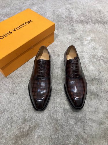 Louis Vuitton Lv 男士经典牛津鞋男士商务正装雕花皮鞋 经典款 杏仁核精致鞋头 极致艺术 全鞋采用进口打蜡饮奶牛牛皮古法手工描改擦色 咖色 精挑细