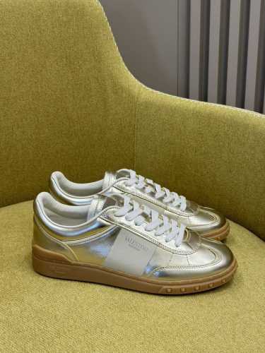 顶级版 valentin o ss24 new arrival～ V家2024春夏德训鞋新品 情侣款 舒适好穿经典百搭不挑人 小牛皮材质，质感拉满！ 恰到好处的