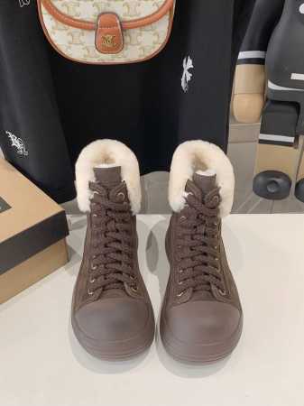 工厂价 UGG上新款，又是一款惊艳到你的复古做旧运动风的大头美鞋，大底的鞋头包裹，配上螺纹的粗犷鞋带，大气而不失优雅。 面料 高丝光牛反绒 全羊毛里，橡胶大底 - 点击图像关闭
