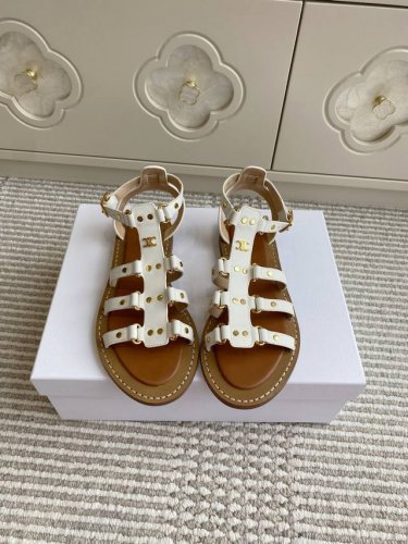 celine 赛琳 新款凯旋门复古铆钉罗马凉鞋 顶级品质 这一季的赛琳又让我重新爱了它一次 这季节美鞋太多这款凉拖真是无敌好搭配 进口牛皮 原版真皮大底 码数3