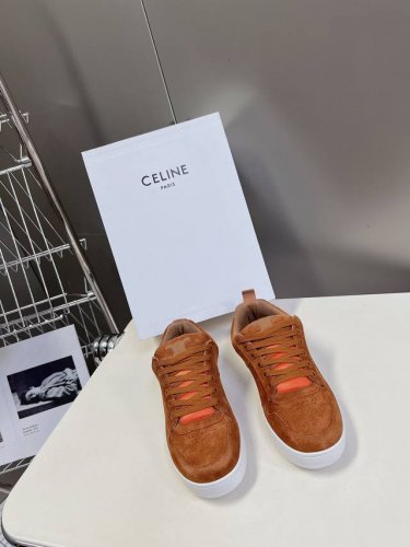 Celine 思琳 春夏走秀款面包鞋 Trainer厚底系列运动鞋、这一季运动休闲鞋无论从楦型的轮廓隔板的拼接都让人耳目一新、前后品牌logo相呼应、大底边位明