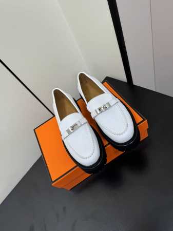 Hermes 爱马仕 Kelly扣厚底圆头乐福鞋 简直是太完美了，怕磨脚的亲大胆入，逛街妥妥的不需要创可贴。还更新了鞋底的工艺，以后才瓷砖地毯都不怕滑了，而且橡 - 点击图像关闭