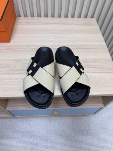 情侣款 25最新上市交叉拖 Hermes 爱马仕火到不行的情侣款二舅拖 最新五金扣凉鞋拖鞋,搭配各种彩色袜子，潮爆了！ 鞋面：进口荔枝纹牛皮 内里：进口牛皮 大