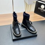 独家爆款 CHANEL 香奈儿 2024秋冬新款弹力绒口链条短靴、马丁靴 认准我家细节实拍注意区分普通版 这款马丁靴真的是帅气时尚的代表，，可以低调不失奢华！简