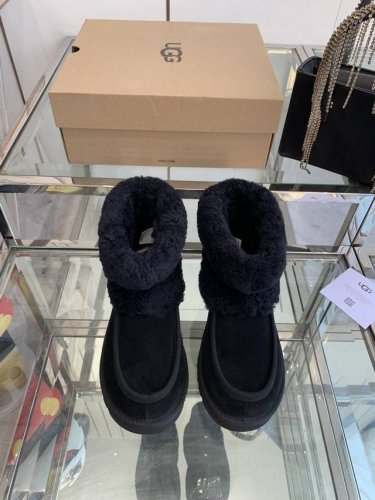 UGG 24ss官网同款雪地靴机车靴 超显瘦显腿长 款式百搭时尚。面料： 皮毛一体 内里和垫脚：澳洲进口纯百分之百的全真羊毛 大底：原版开模橡胶底.超级防滑.轻