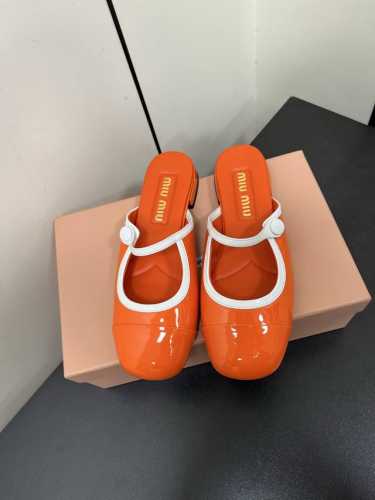 Miu Miu 缪缪 2025早春新品钮扣粗跟玛丽珍半拖穆勒鞋专柜主打最新走秀款 蝴蝶结复古玛丽珍粗跟单鞋火爆上新！ 缪家高货 顶级工艺打造精品质感 无敌舒适
