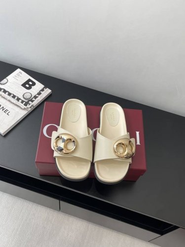 Gucci 春夏新品 金属扣凉拖 匠心打造 缀饰一眼可辨的最新设计五金扣，配以浅金色调配件 为整个设计注入一抹精致优雅气息 原版定制牛皮 内里定制羊皮 橡胶大底