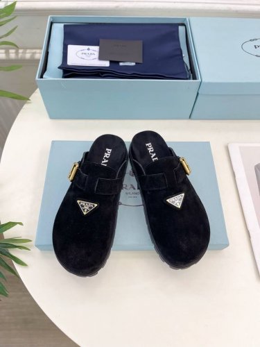 Prada 普拉达 25 2025春夏新品 专柜走秀款三角标勃肯拖鞋系列 鞋面：原版定制面料 内里：进口小羊皮 大底：原版开模防滑大底 鞋码: 35-39 40
