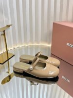 独家新品Miumiu Ss25 New Arrival miu家2025春夏玛丽珍半拖新品 光泽牛漆皮鞋面一字带 鞋跟金属Miumiu logo饰以点缀 细节质