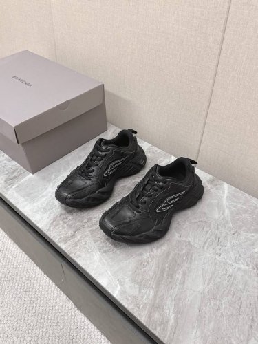 冲量价: Balenciaga 巴黎世家最新爆款 Sneaker系列情侣款老爹鞋运动鞋 整体鞋型汲取了Balenciaga Track和Balenciaga R