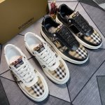 工厂P价 专柜同步Burberry 巴宝莉 顶级代购同步发售正码数：38-44。意大利进口牛皮搭配官网布料。全进口羊皮内里，鞋底：原厂特供原版底，独家活动成型底