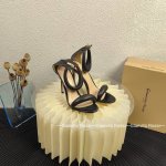 羊皮款 吉安维托 罗西 Gianvito Rossi Eiko Stiletto，轻松移动。这款 胖胖高跟凉鞋 秉承了其传统意大利工艺，专注精巧细节，打造优雅女