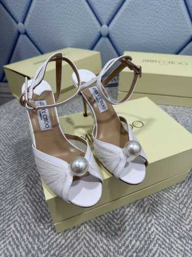 Jimmy Choo 吉米周 是一个非常全面之尊贵时尚生活品牌 香港,美国等大时尚博主及明星的同款表带女士短靴系列 澳大利亚尖头 圆头系列 简直是美上天了 爱上
