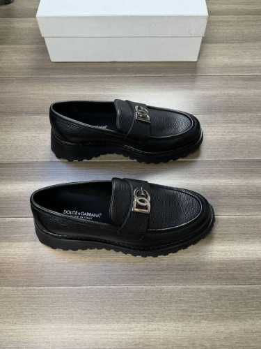 Dolce & Gabba** 杜嘉** -高端品质 原单 -鞋面：进口摔纹小牛皮、手工串缝马克线、品牌金属扣件横担 -内里：水染牛皮 -大底：超轻耐磨绒 橡胶