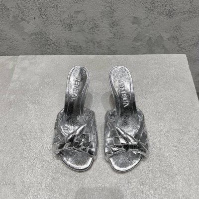 bottega Venet* 最新最经典猫跟凉鞋！扭结编织饰带 Ins&小红书巨多网红明星上身！上脚超性感！真的太美了！这款编织的鞋面超有高级感！高级穿着又仙女