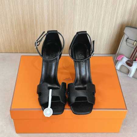 10.5Cm组图 空面出厂价p Hermes 爱马仕 Joy 105高跟凉鞋 时尚又百搭 搭配H鞋头 超级舒服 每个细节都做到极致 搭配同色调标志性纯鞋扣 设计 - 点击图像关闭