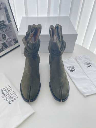 MaisonMargiela｜MM6 马吉拉复古分趾靴褶皱西部牛仔靴 刻着“时髦”两字的猪蹄分趾鞋 分趾开衩位置真的是考究工艺的细节点 花费了超多时间去保证鞋子