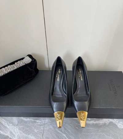 YSL 圣罗兰最新黄金铁头logo小方头后空高跟单鞋 专柜同步上新 各大明星网红纷纷上脚 款式时髦百搭 简约又高级 把优雅做到极致 上脚女神范爆棚！ 鞋面：进口 - 点击图像关闭