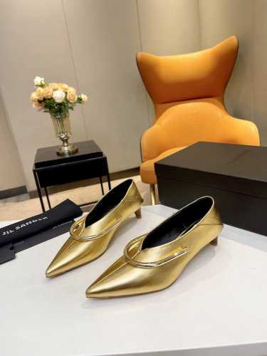 品 牌：Jil sander JIL Sander曾说过：“拿走的东西越多，留下的就越纯粹。”极简风是一种返璞归真，代表着简单与克制，而作为极简风的鼻祖，极简