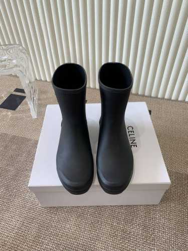 Celine 思琳 必入骑士雨靴 真是一双绝绝子雨靴，软乎乎的论搭配这就是 Ins 博主人手一双的潮流单品！日常搭配非常高级！四季通勤逛街雨季都非常ok 独家定