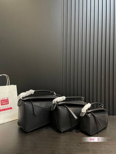 小号 中号 大号 配盒 Loewe 几何包puzzle 真心是不能错过的， 牛皮品质！ 完全Hold住！ 罗意威 一根完美的肩带 尺寸：小号20*12 中号24