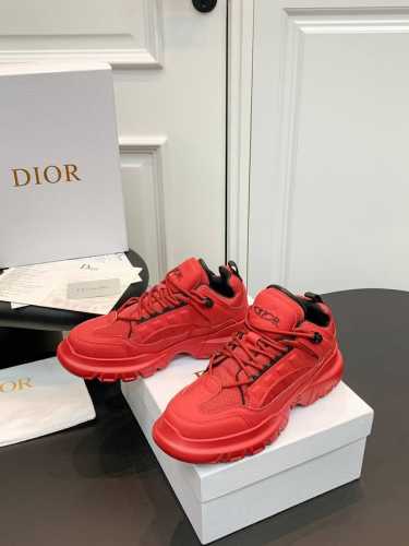 迪奥-Dior cono 高版本秋季中帮运动跑步鞋2024秋季新品，以白色和黑色网眼织物搭配皮革效果镶片，两侧饰以打印标志、鞋舌上的星星补丁和鞋跟的标志，诸多细