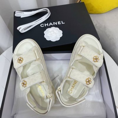 chanel~~沙滩鞋~~经典凉鞋，百搭M多裙子 裤子，网红搭配不同颜色袜子穿也超级洋气 经典款版面新配色，鞋型中底工艺都是正品级别 实物比图片更有质感大气 混