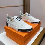工厂价 Versac* 休闲新品上市 鞋面采用牛皮印花面料舒适真皮内里，橡胶耐磨大底，鞋型饱满，立体感十足时尚、新颖标准码数：38-44。两色可选。