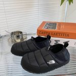 北面 面包鞋来咯24-35码 真的洋气到爆极简舒适，软软绵绵蓄热御寒，保暖又可爱。一个精致的小宝贝，满满的慵懒感在寒冷的冬天让人眼前一亮