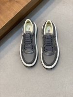 Prad* 普拉达 24春夏新品男士高端运动鞋，这款运动鞋时尚百搭，简洁现代，融合运动风格和精致细节。选用皮革材质打造，搭配橡胶鞋底，鞋舌压印字母徽标，简约时尚