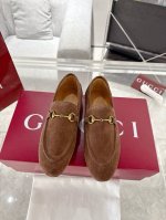 Gucci Jordaan系列女士乐福鞋 作为Gucci设计传承的杰出代表，马衔扣乐福鞋生动彰显经典优雅格调。这款鞋履甄选黑色漆皮打造，匠心融蕴浅金色调经典马衔