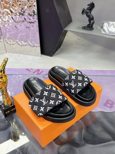 橙子出厂价p louis Vuitton 路易威登 Lv新配色 魔术贴平底拖鞋 休闲凉拖 情侣款 码数 35-45